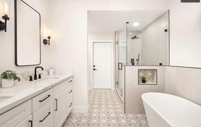 Building Photo - 1453 La Habra Dr