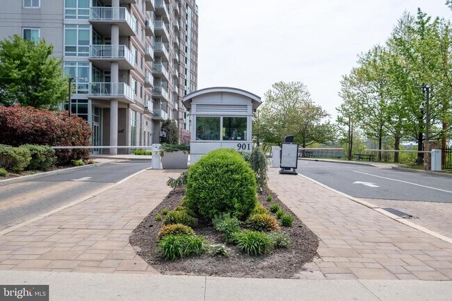 Building Photo - 901 N Penn St