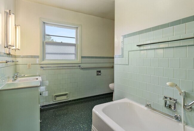 Building Photo - OREGON MID CENTURY DREAM