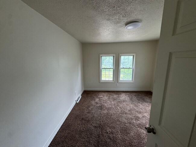 Building Photo - Available NOW! 4 Bed1Full Bath House