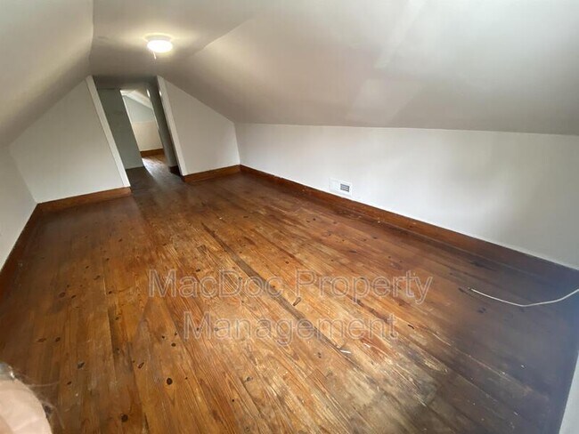 Building Photo - 119 Gibson St