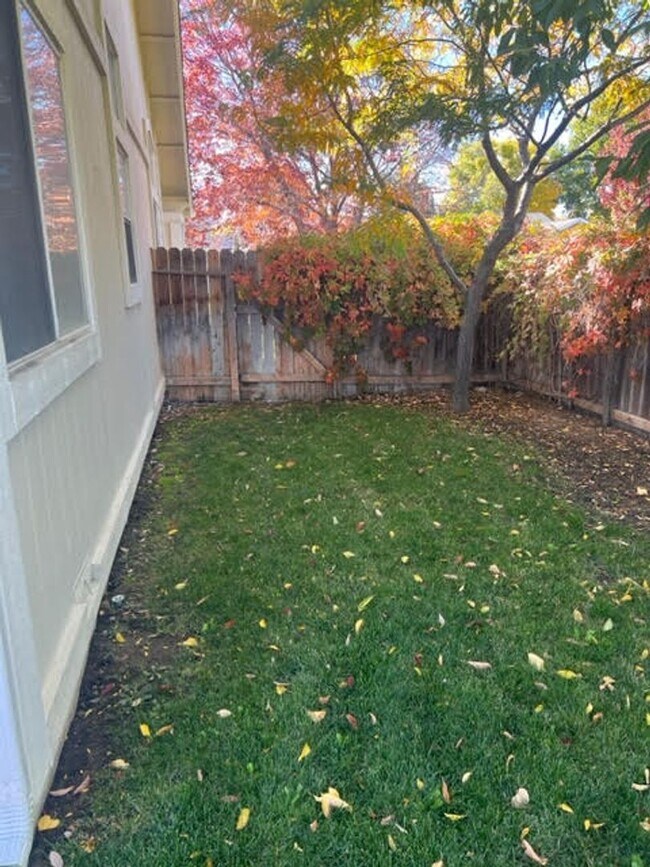Building Photo - Clean Executive Rental Available Now