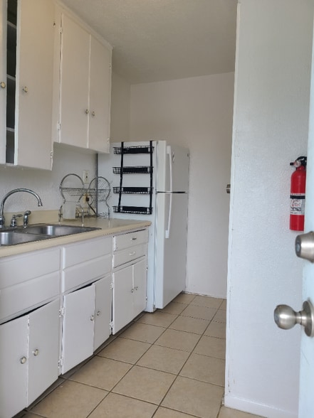 Building Photo - 641 Robinson St