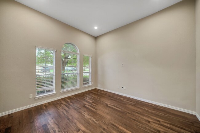 Building Photo - 3005 Gardencrest Ln