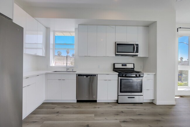 Building Photo - 837 N Kingsley Dr