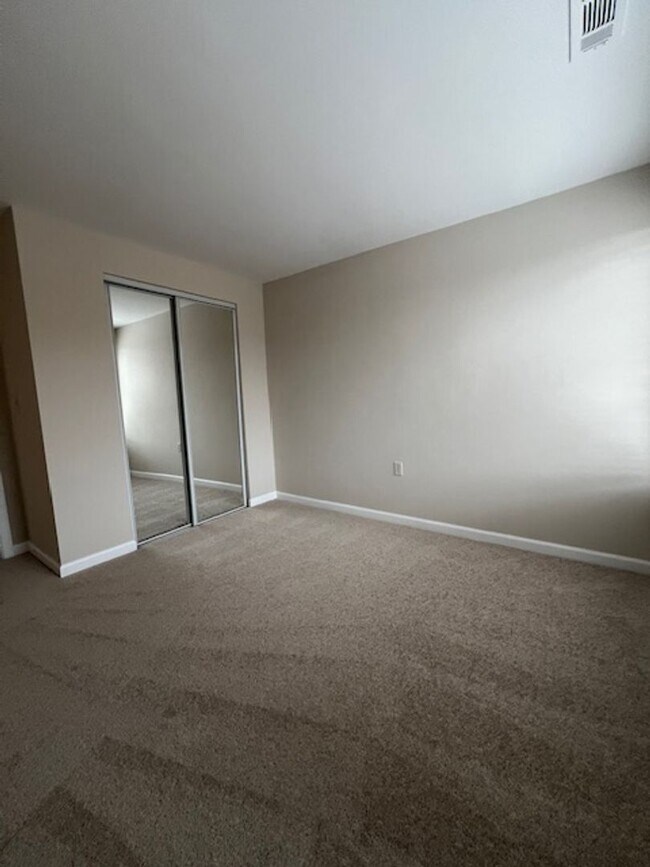 Building Photo - TOP LEVEL 2 BEDROOM 2 BATH CONDO IN FARMINGDALE ESTATES