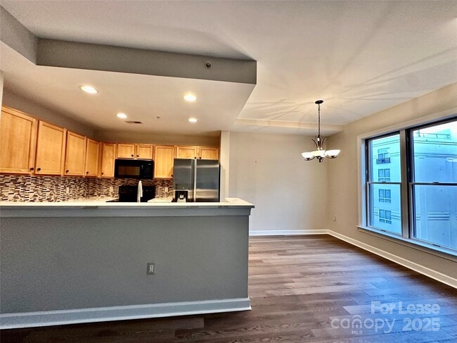 Building Photo - 718 W Trade St