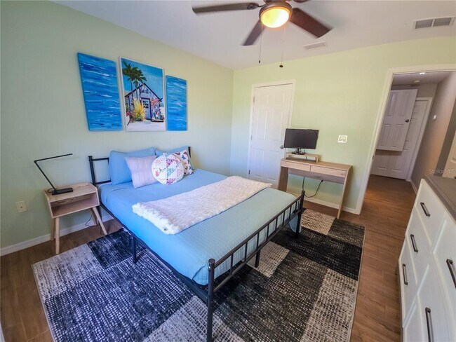 Building Photo - 421 Londrina Dr
