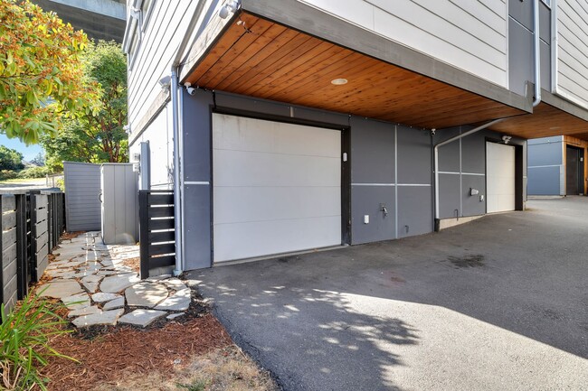 Building Photo - Modern 2-Bedroom Townhome in the Heart of ...