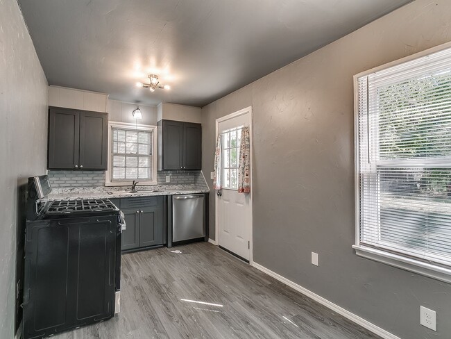 Building Photo - Completely Remodeled 2 bed 1 bath