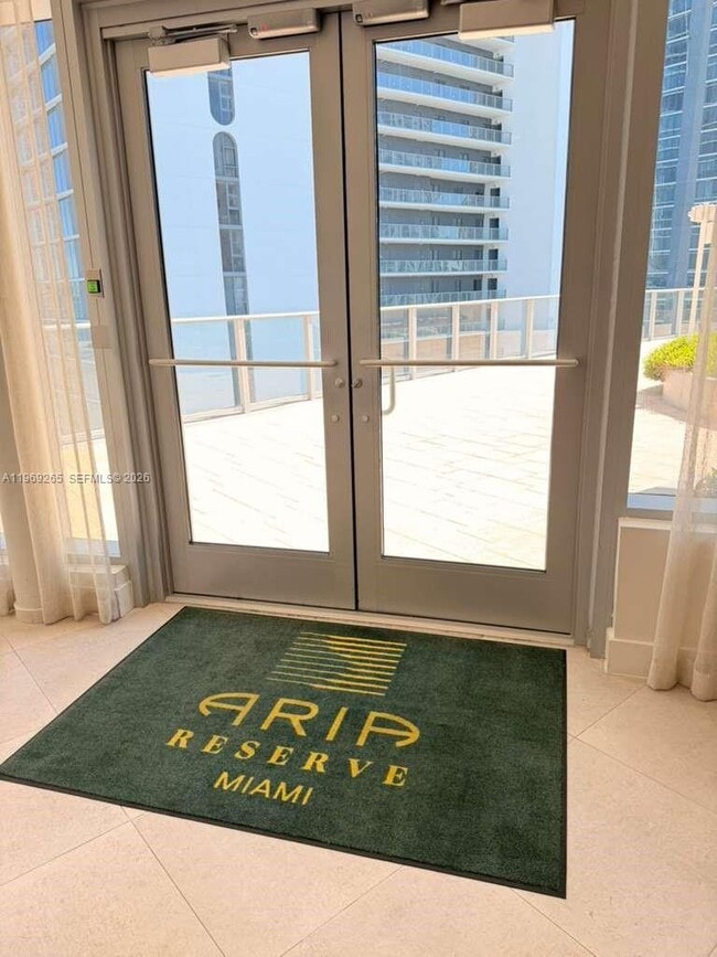 Building Photo - 700 NE 24th St