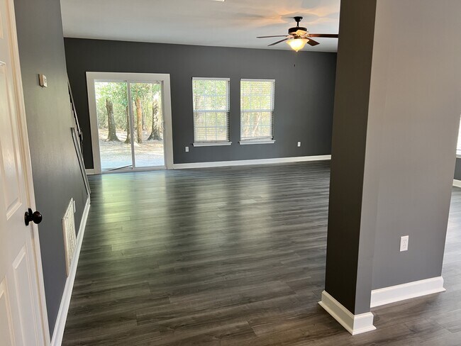 Building Photo - 6005 Fiori Dr