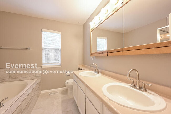 Building Photo - 16241 Bluebonnet Dr