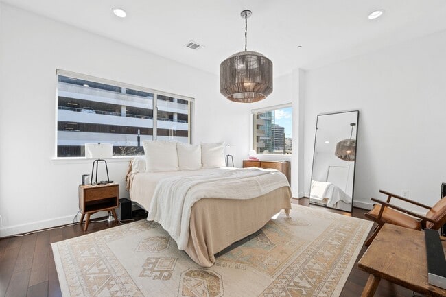 Building Photo - 3302 Lake St