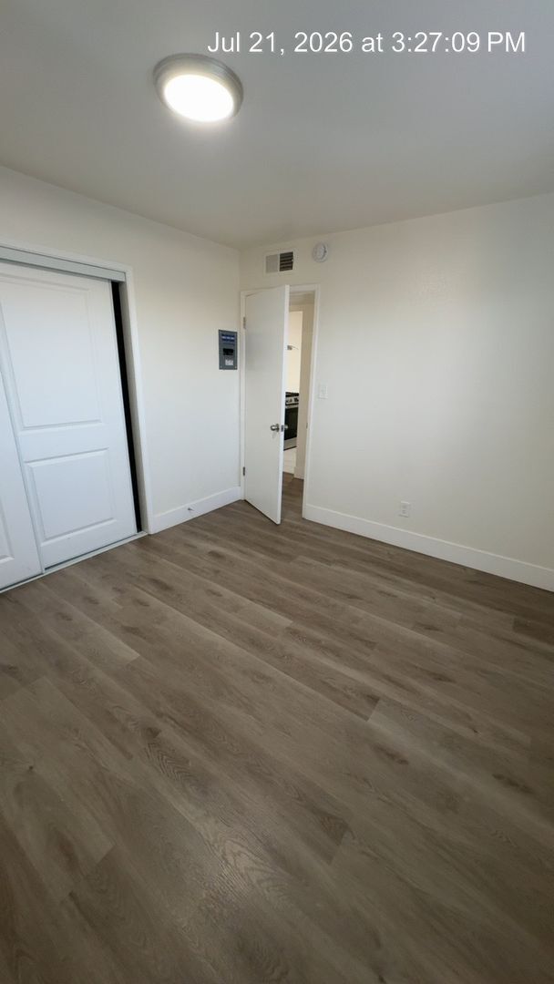 Building Photo - Move in Special!! Upstairs unit MOVE IN READY!!