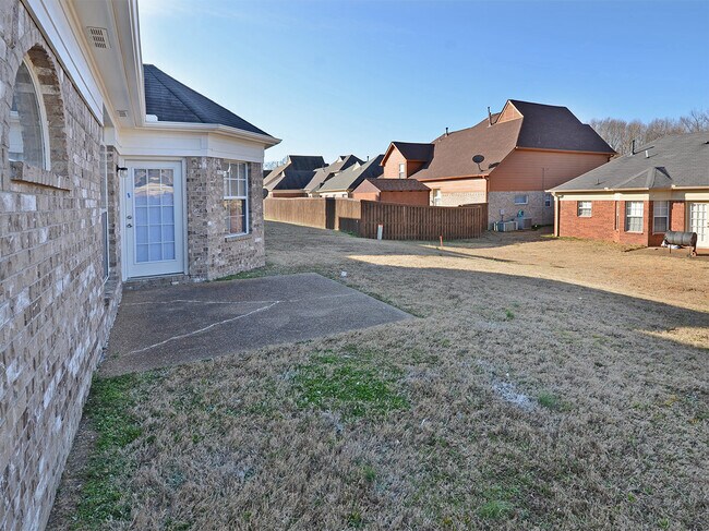 Building Photo - 3 bed, 2 bath with a Bonus room