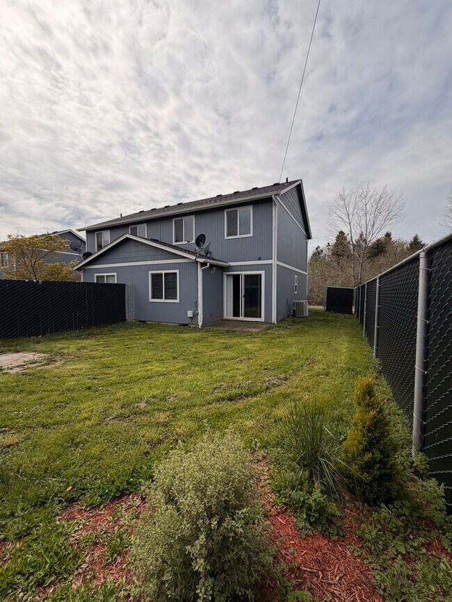 Building Photo - 3-Bedroom Duplex in Lowell