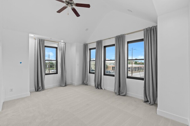 Building Photo - Rare 2BR/2BA Townhome with Spacious Yard i...