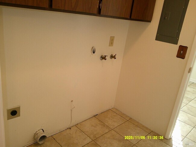 Building Photo - 390 S Almond St