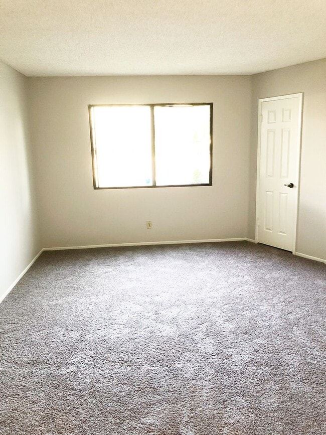 Building Photo - 2 bedroom 2 bathrooms Available NOW