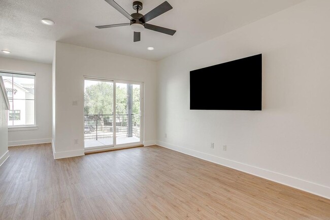 Building Photo - 2333 Benbrook Blvd
