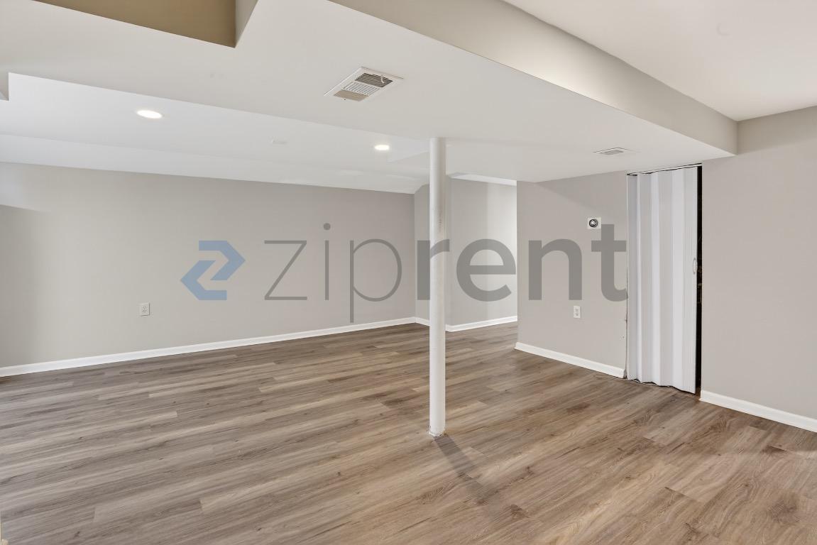 Building Photo - Unit B