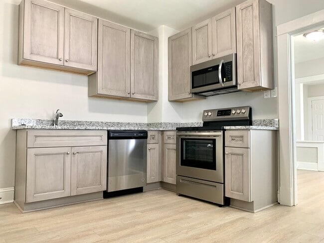 Building Photo - Two Bedroom 1 Bathroom home in Portsmouth
