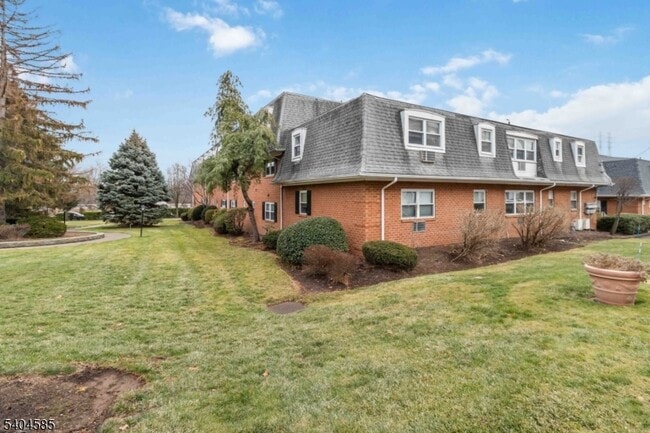 Building Photo - 25 River Rd