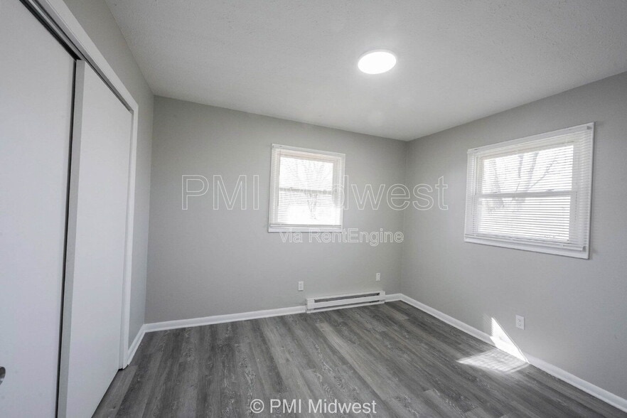 Building Photo - 570 US-52