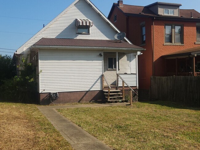 Building Photo - Recently Renovated - 3 bedroom 2 bathroom ...