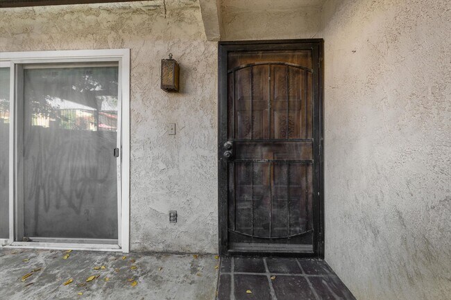 Building Photo - Spacious Condo Near Bakersfield College – Prime Location!