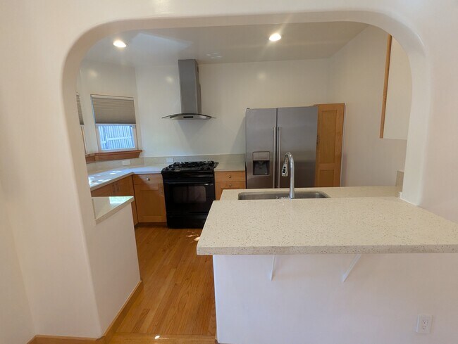 Building Photo - 1549 Baxter St