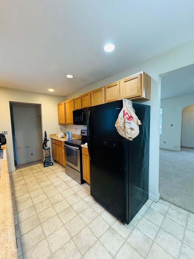 Building Photo - 3 bedroom 1 bathroom house with large yard!