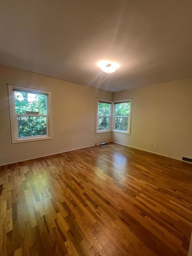 Building Photo - 3- Bedroom 2.5-Bathroom Gardening paradise...
