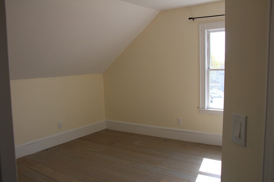 2nd Floor Master Bedroom - 5 Allen Ct