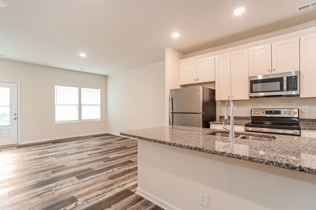 Building Photo - 3BR Townhome • Full Kitchen • Garage + Driveway