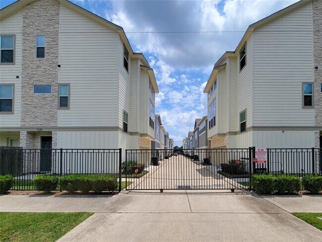 Building Photo - 1842 Parana Dr