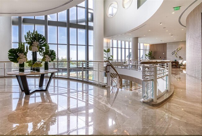 Building Photo - 15701 Collins Ave
