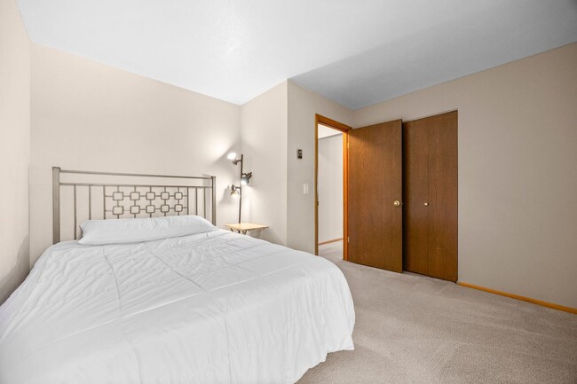Building Photo - Bright & Peaceful 2BR Condo in South Boulder