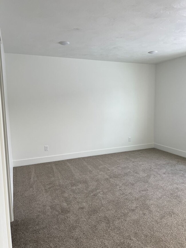Building Photo - END UNIT - 3 BED 2.5 BATH LUXURY TOWNHOME ...