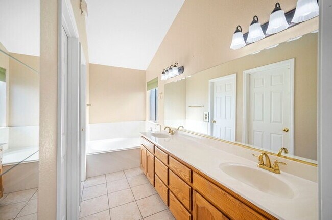 Building Photo - 516 Carrigane Way