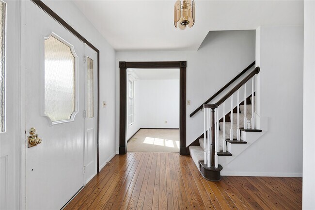 Building Photo - 15575 Clover Ridge Dr