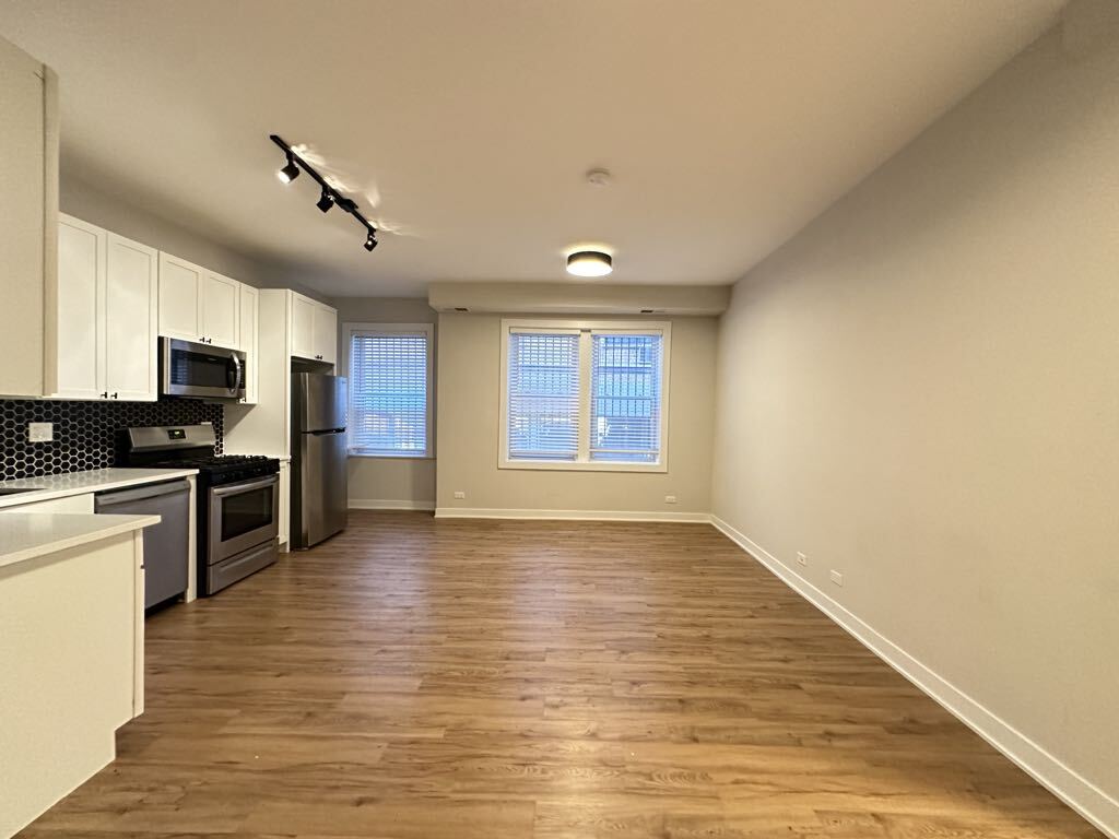Building Photo - 651 W Wrightwood Ave