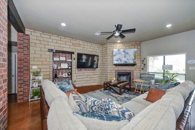 Building Photo - 7100 Almond Dr