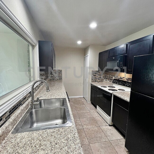 Building Photo - Charming 3/2/2 Nestled on Corner Cul-de-sac Lot in S. Grand Prairie For Rent!