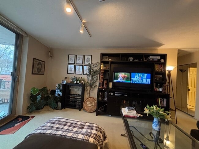 Building Photo - 19 Winchester St