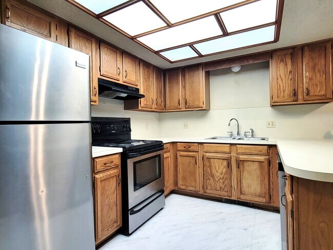 Building Photo - 14011 Fairhill Ave