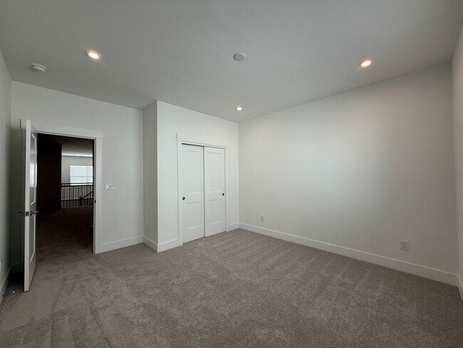 Building Photo - Beautiful 4 Bedroom Single Family Home