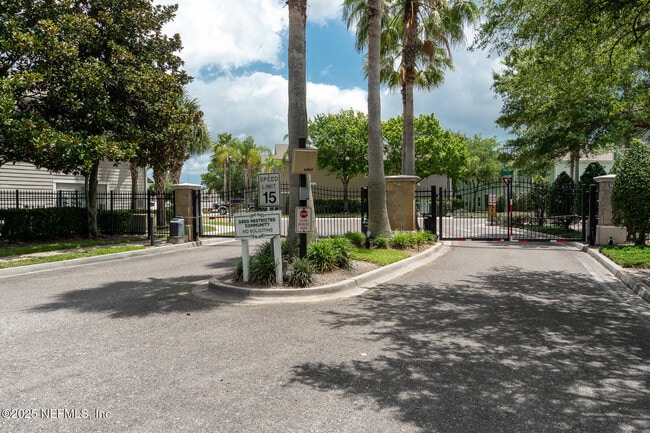 Building Photo - 7047 Deer Lodge Cir