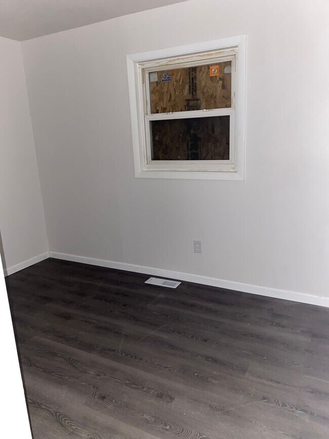 Building Photo - LIMITED TIME**NO APPLICATION FEE**1/2 OFF ...